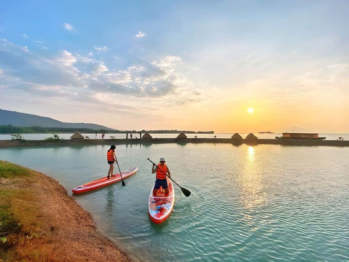 Khung cảnh thiên nhiên yên bình quanh hồ Dầu Tiếng Tây Ninh