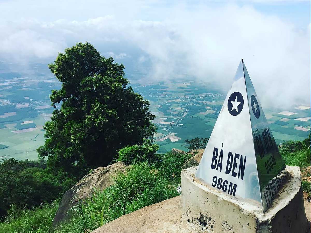 Ngày 1 bắt đầu hành trình di chuyển từ Sài Gòn đến Tây Ninh đến khám phá Núi Bà Đen.
