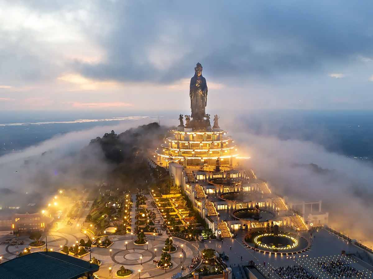 Núi Bà Đen được xem là điểm cao nhất khu vực Nam Bộ với cảnh quan tự nhiên.