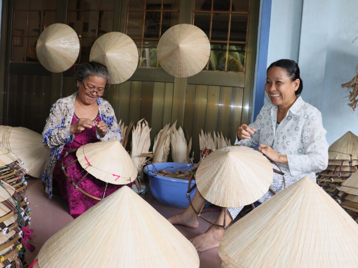 Làng nghề chằm nón lá góp phần giữ gìn hình ảnh chiếc nón lá, biểu tượng văn hóa của người Việt