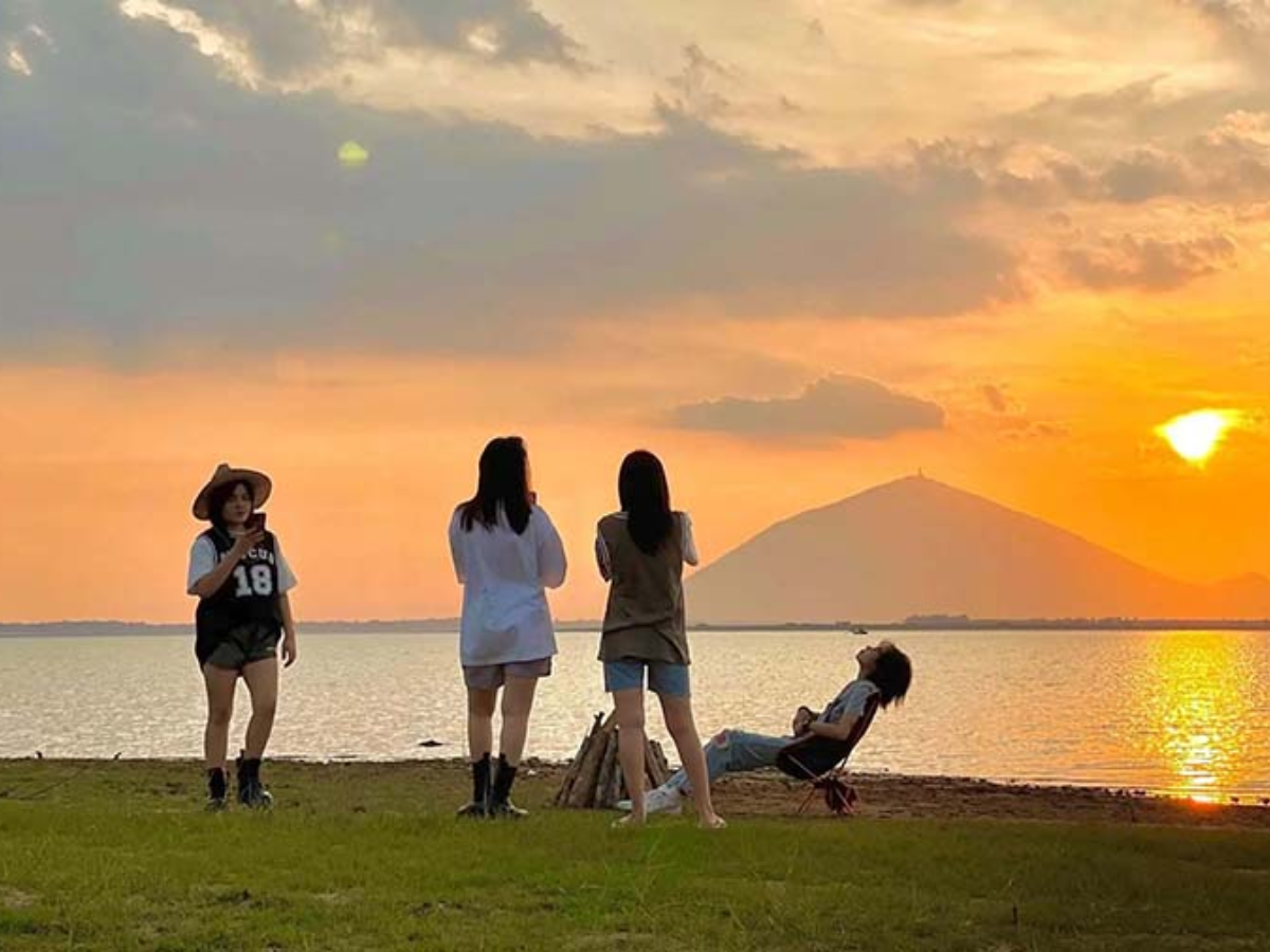 Du khách có thể ghé thăm hồ Dầu Tiếng