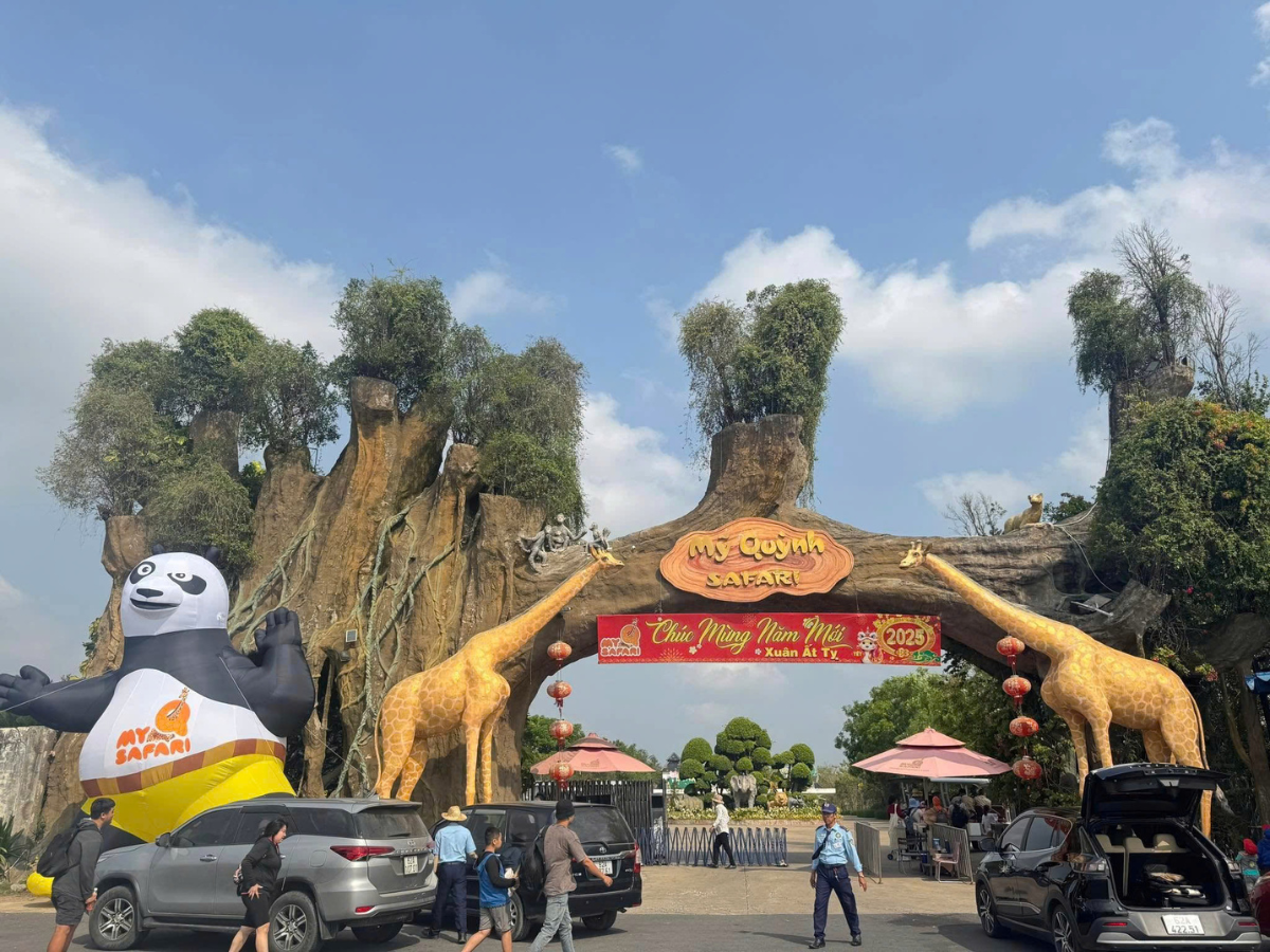 Du khách tham quan vườn thú Mỹ Quỳnh Tây Ninh