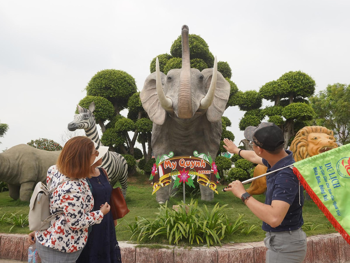 Du khách tham gia nhiều trò chơi dưới nước đa dạng