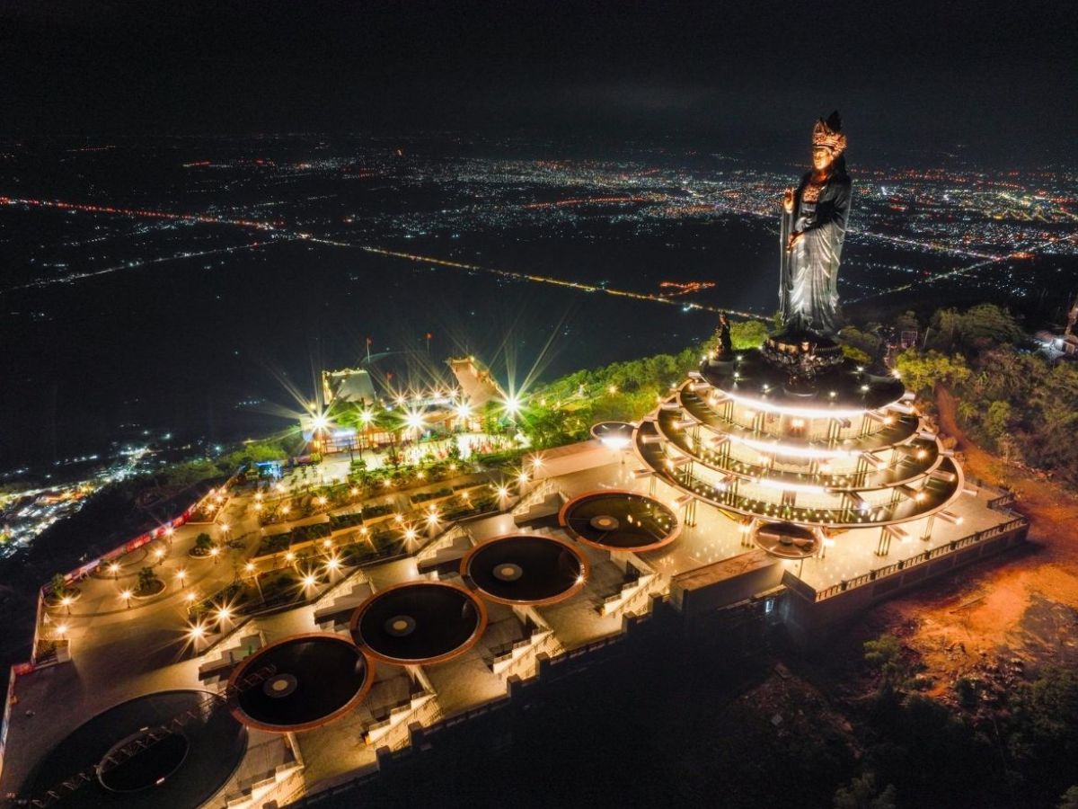 Không gian lung linh tại núi Bà Đen về đêm