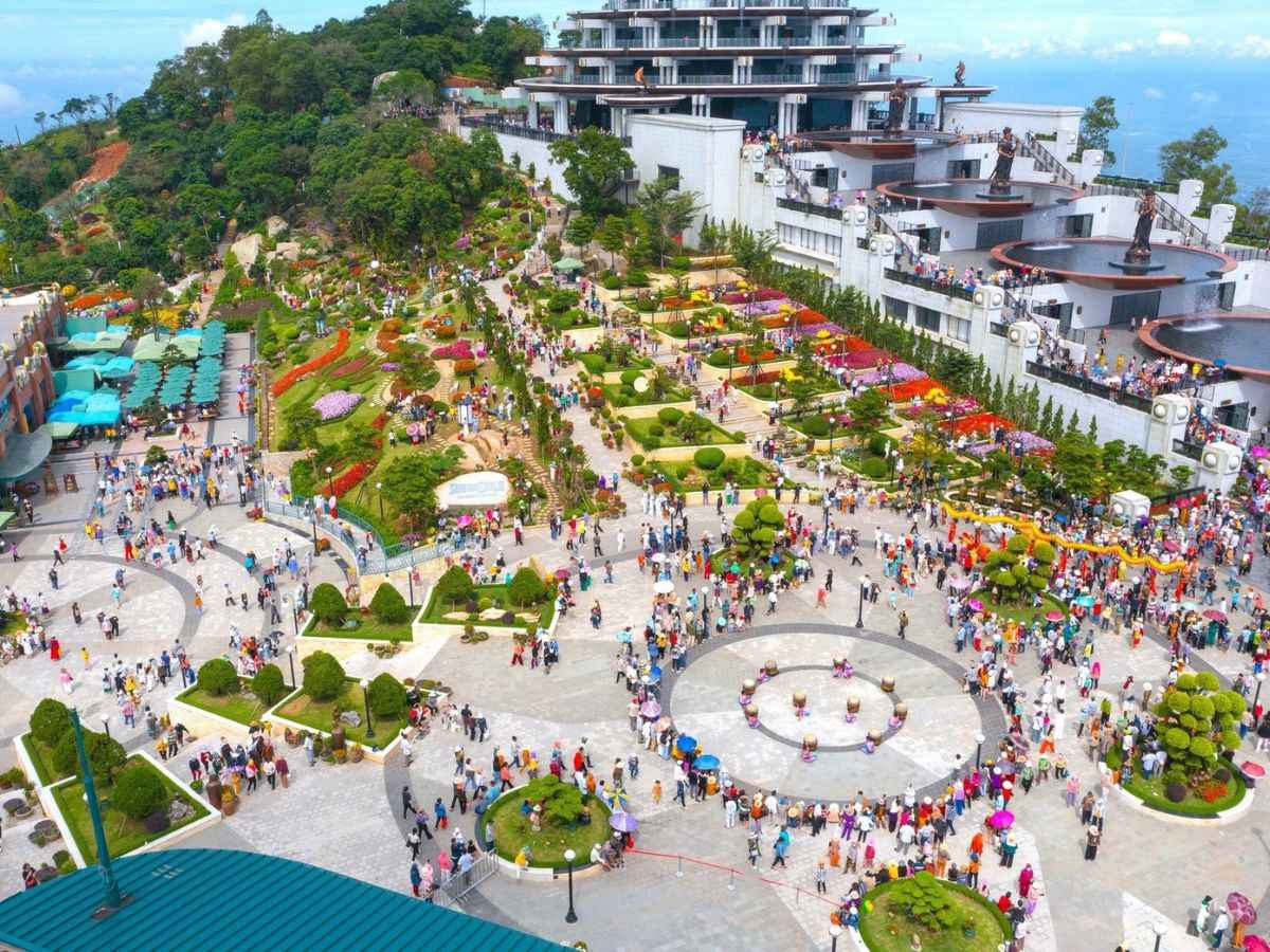 Quần thể du lịch tâm linh Sun World Ba Den Mountain thu hút hàng ngàn lượt khách đổi về mỗi ngày
