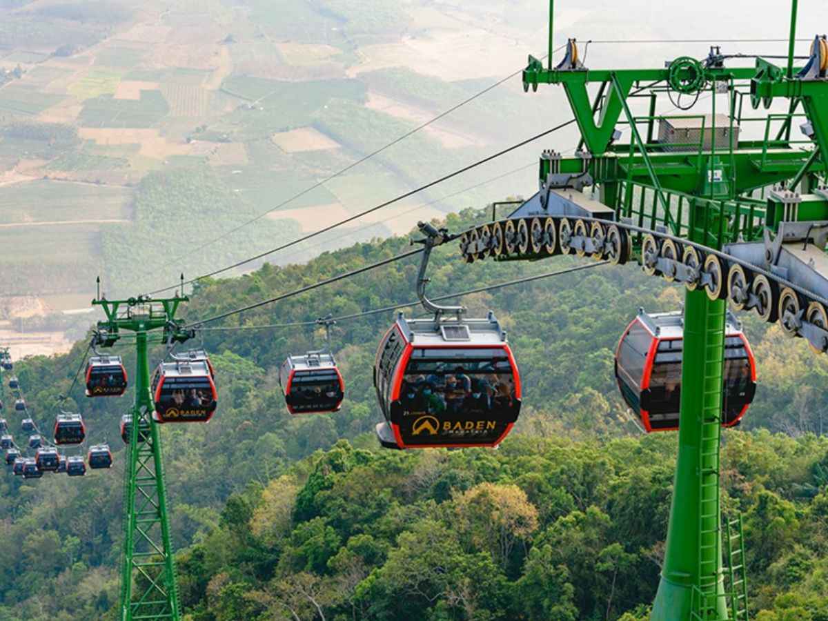 Trải nghiệm đi cáp treo giúp tiết kiệm thời gian đi lại cho du khách phượt