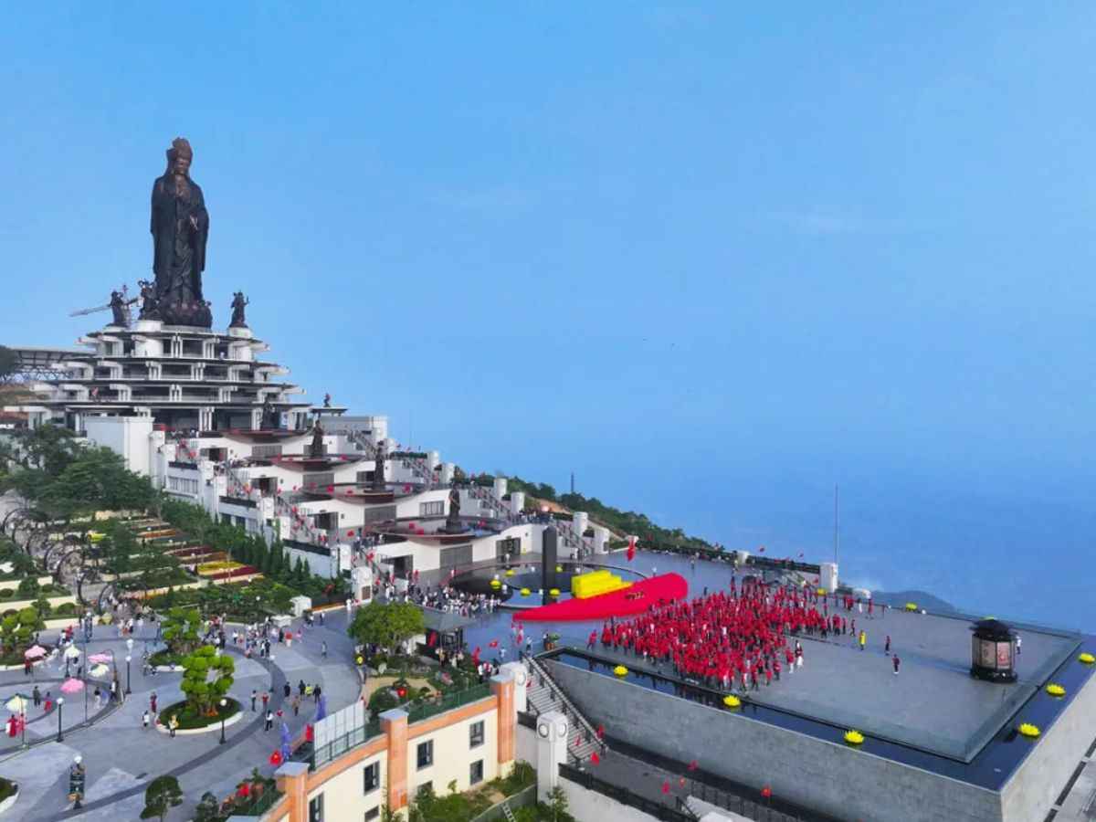 Núi Bà Đen tại Tây Ninh là điểm du lịch tâm linh hàng đầu Đông Nam Bộ