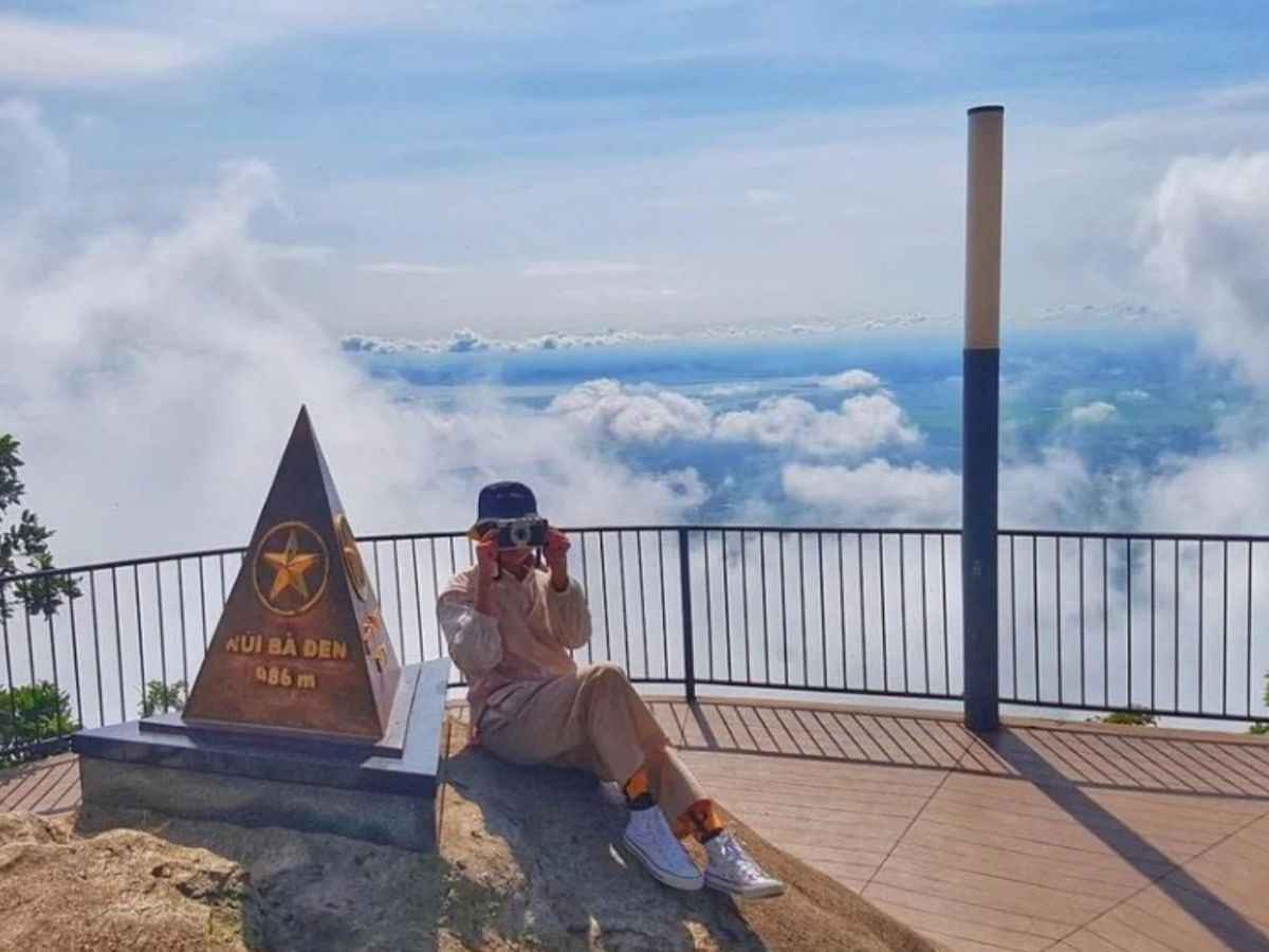 Du khách check in cùng cột mốc 986 m trên đỉnh núi Bà Đen