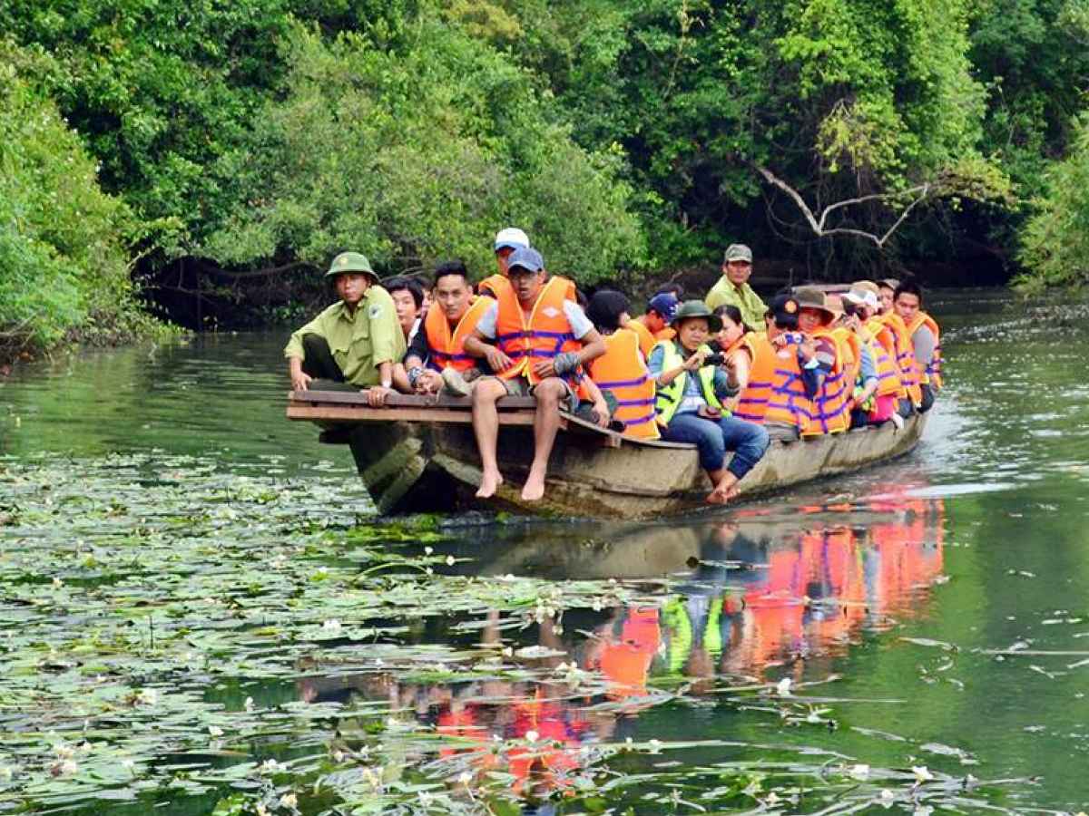 Du khách trải nghiệm chèo thuyền tại Lò Gò Xa Mát
