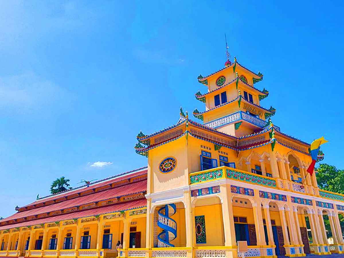 Bầu trời Đông Nam Bộ tháng 1 trong xanh tại Toà Thánh Cao Đài phù hợp với những chuyến du lịch