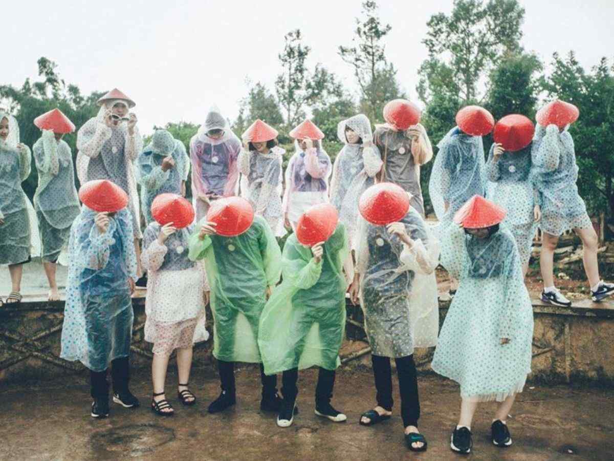 Áo mưa là vật dụng phù hợp khi đi du lịch trời mưa