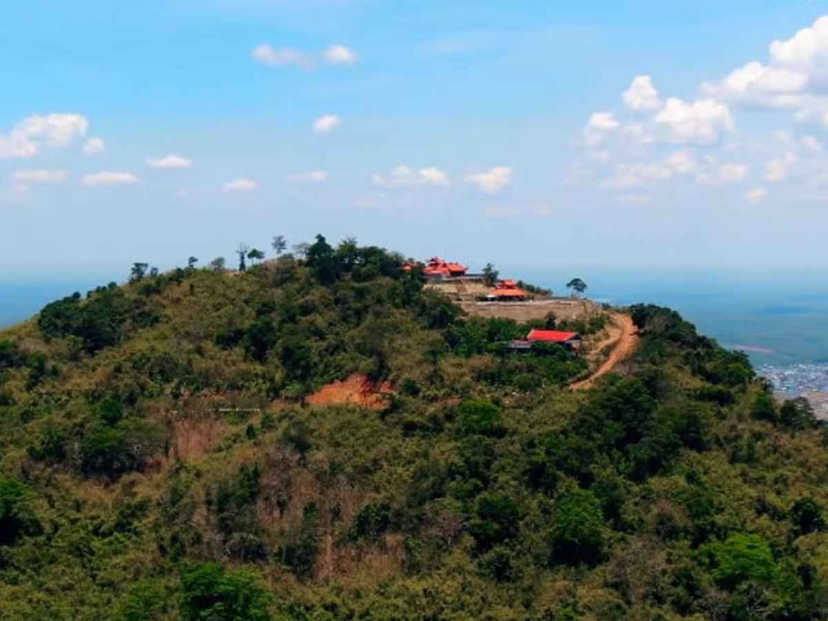 Núi Bà Rá với đường đi gập ghềnh phù hợp cho những du khách thích trekking đầy thử thách