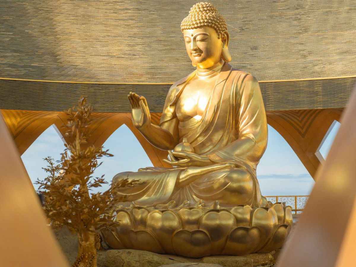 Tôn tượng Phật Câu Na Hàm Mâu Ni tại núi Bà Đen