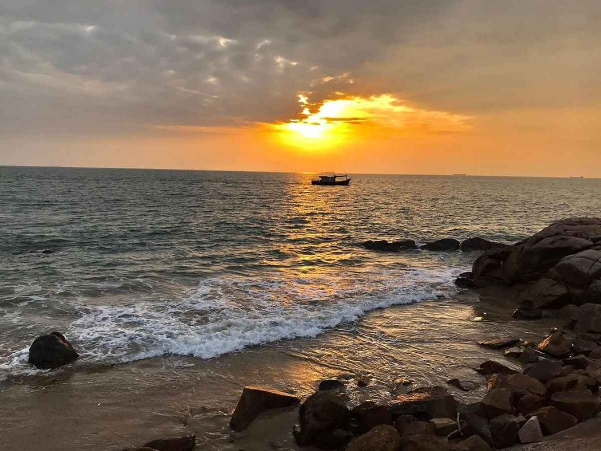 Khung cảnh bãi biển Vùng Tàu vào thời điểm hoàng hôn