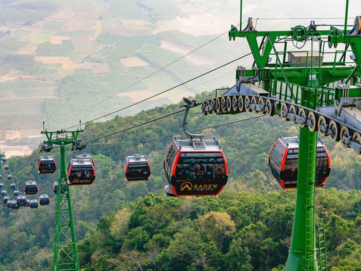 Hệ thống cáp treo tại núi Bà Đen giúp người cao tuổi di chuyển dễ dàng hơn