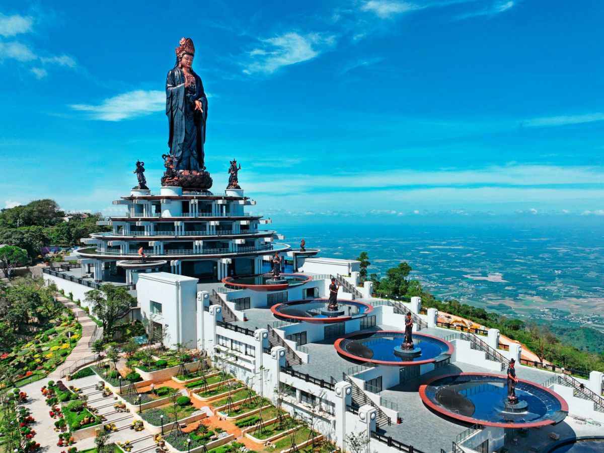 Tượng Phật Bà Tây Bổ Đà Sơn tại khu du lịch tâm linh núi Bà Đen