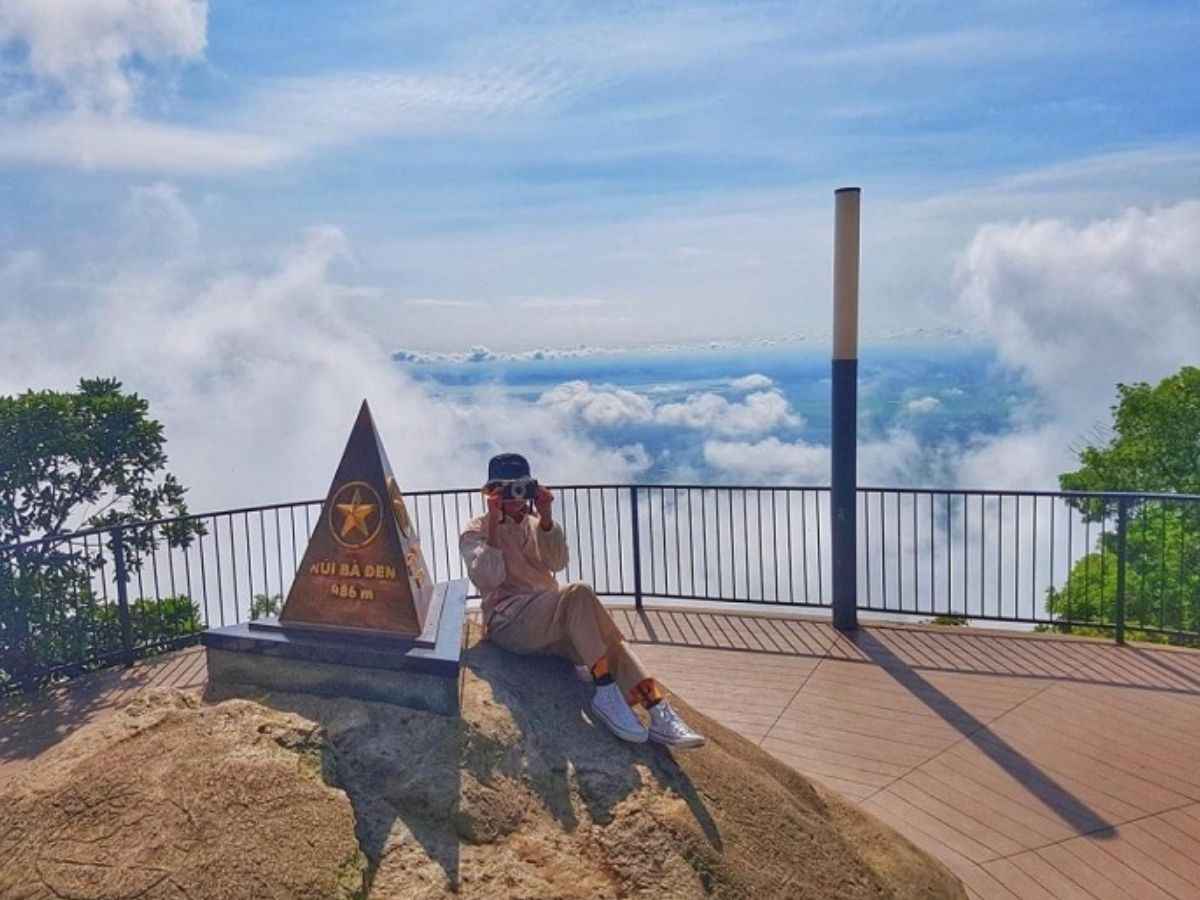 Du khách trải nghiệm check in tại cột mốc 986 m trên đỉnh Núi Bà Đen