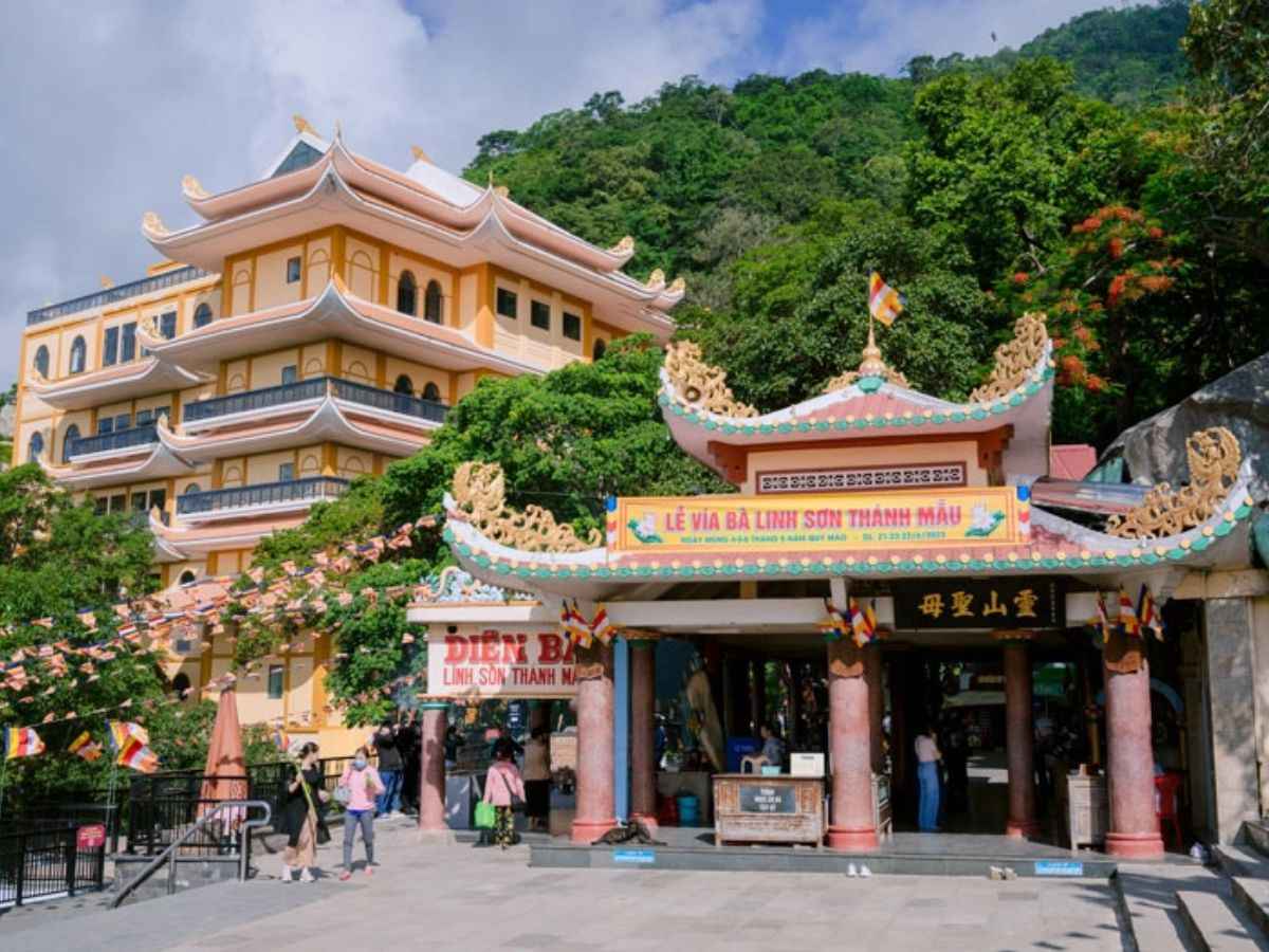 Điện Bà Linh Sơn Thánh Mẫu toạ lạc tại lưng Núi Bà Đen