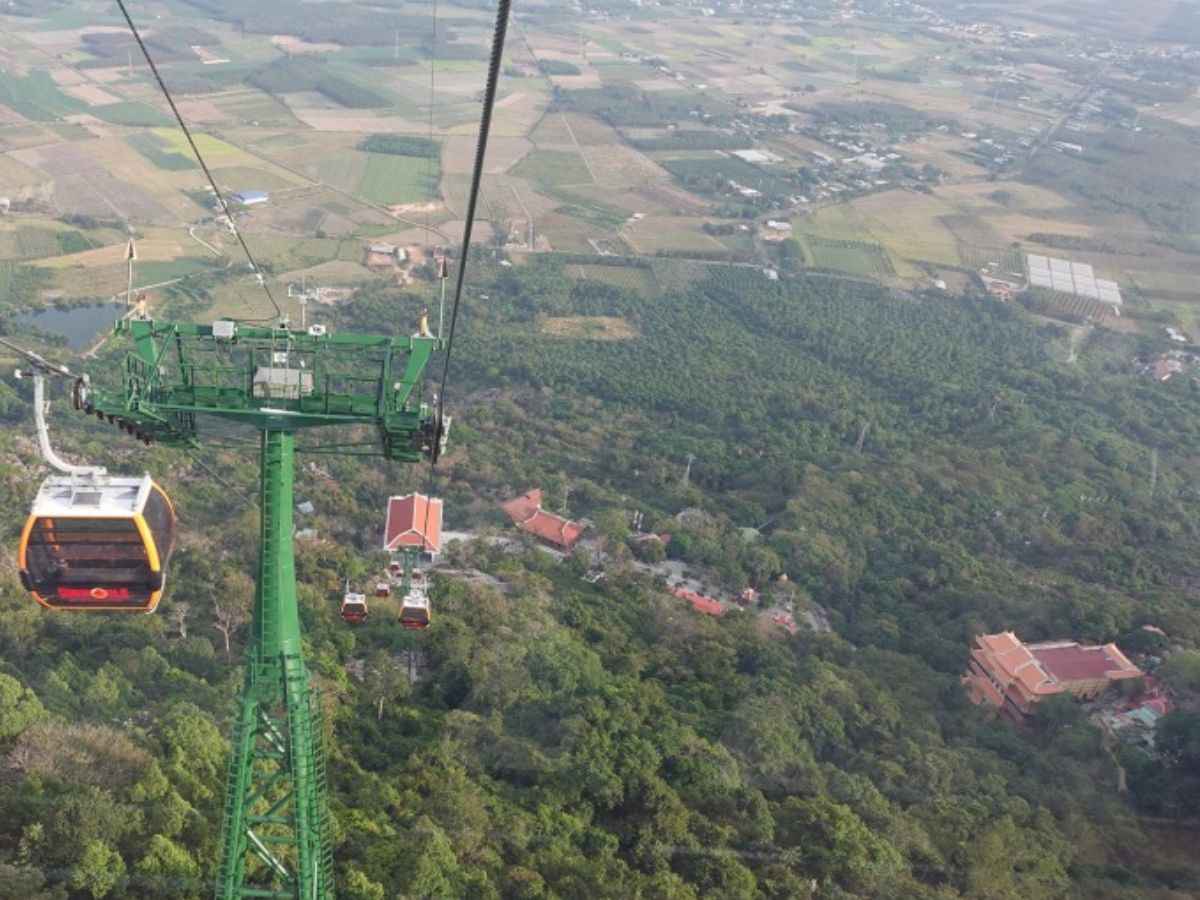 Du khách có thể ngắm nhìn toàn cảnh Núi Bà Đen từ trên cáp treo