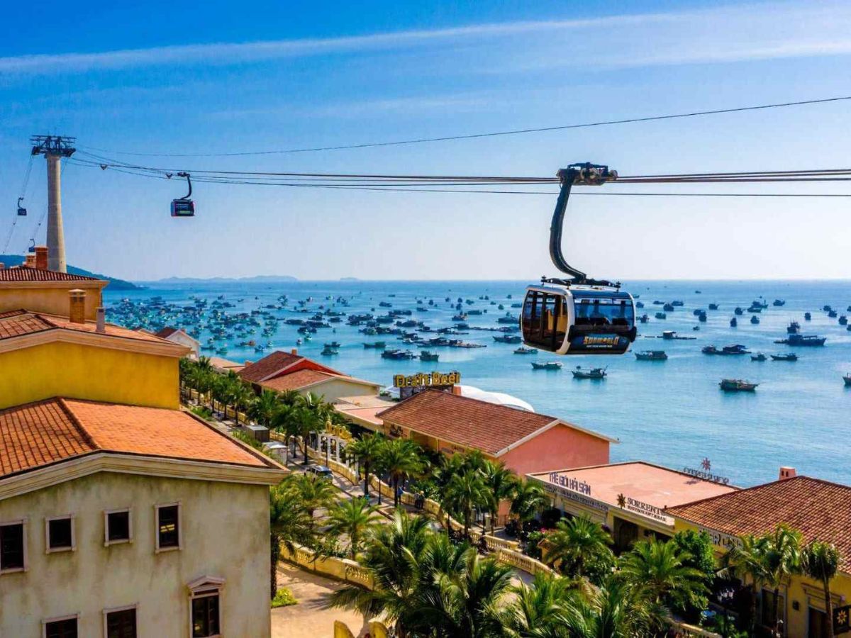 Phú Quốc tháng 10 với biển xanh, cát trắng, nắng vàng