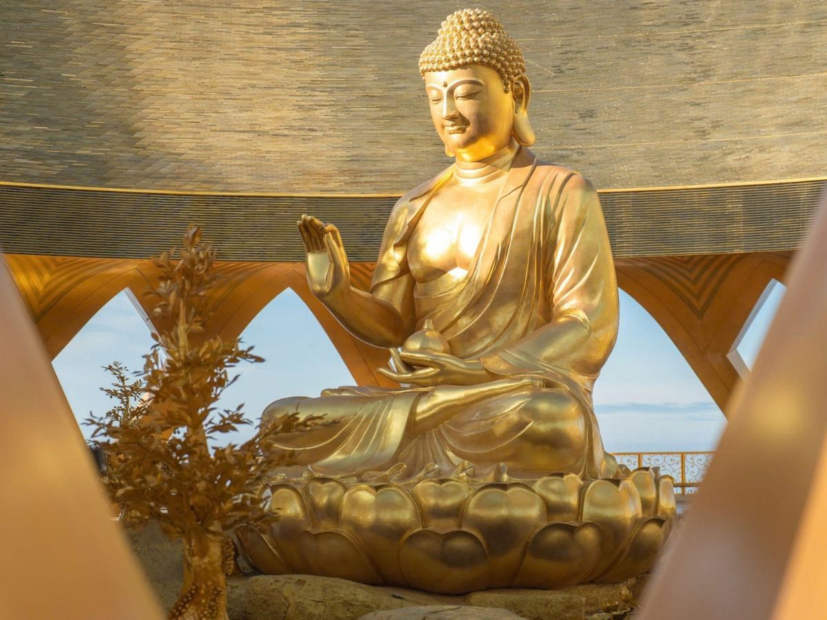 Núi Bà Đen là điểm du lịch nổi tiếng tại Tây Ninh.