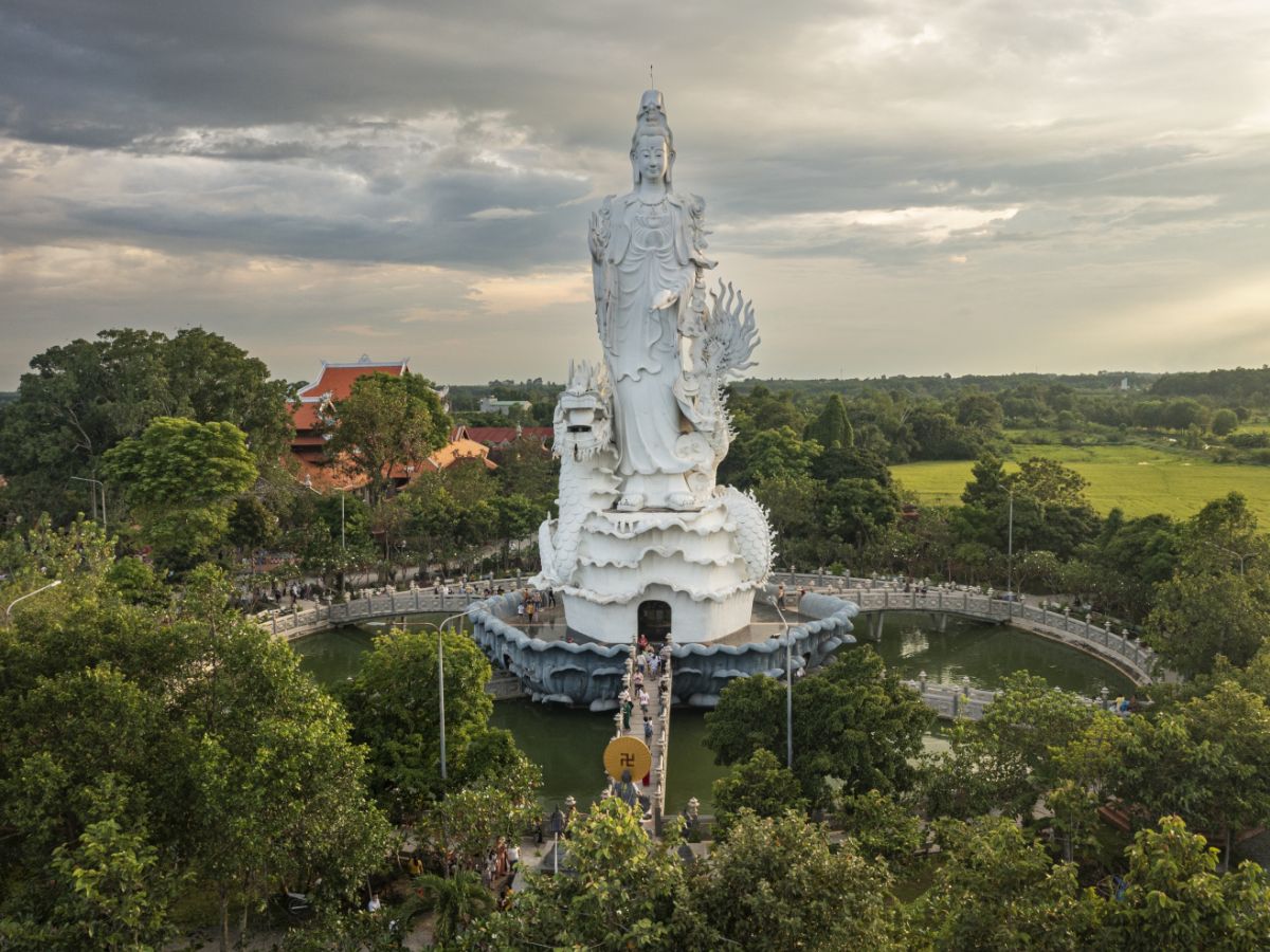 Tượng Quan Âm trắng nổi bật giữa khuôn viên xanh mát của chùa Gò Kén.