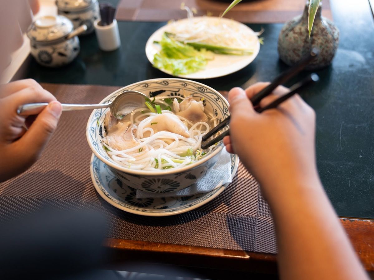 Tô bánh canh Trảng Bàng hấp dẫn với sợi bánh trắng mềm và thịt heo ăn kèm.