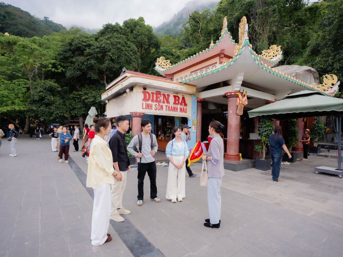 Du khách nghe giới thiệu trước Điện Bà Linh Sơn Thánh Mẫu trên Núi Bà Đen.
