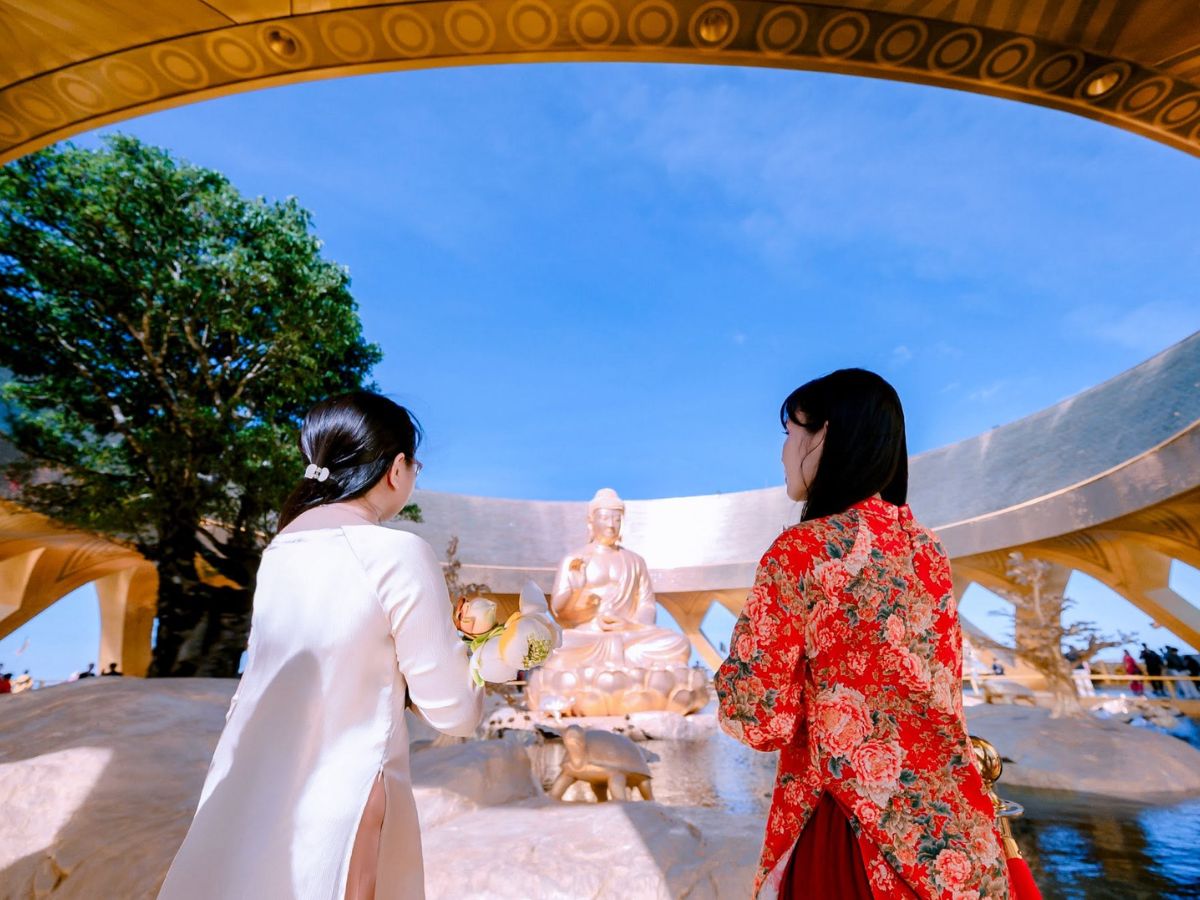 Du khách dừng chân chiêm bái trong không gian tâm linh Núi Bà Đen.