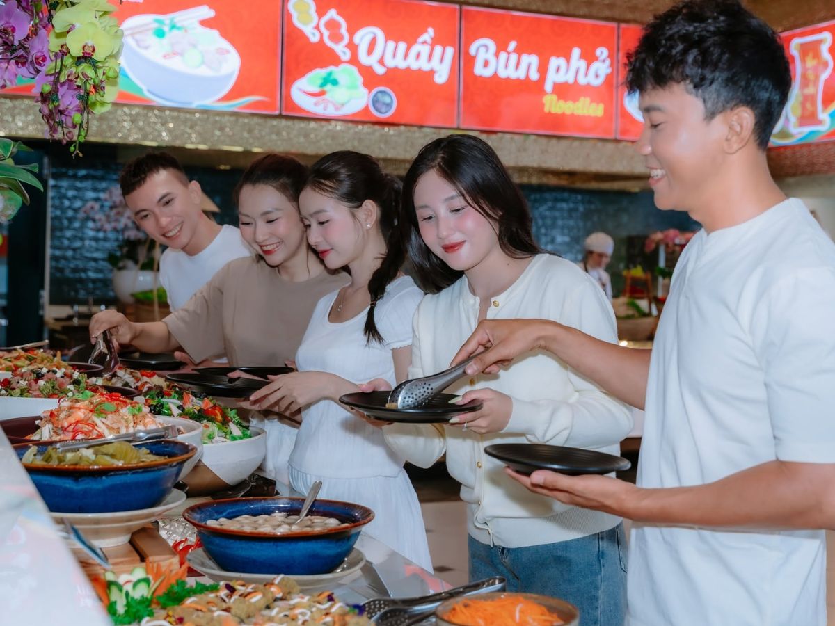 Nhóm du khách dùng buffet để nghỉ ngơi và nạp năng lượng giữa hành trình.