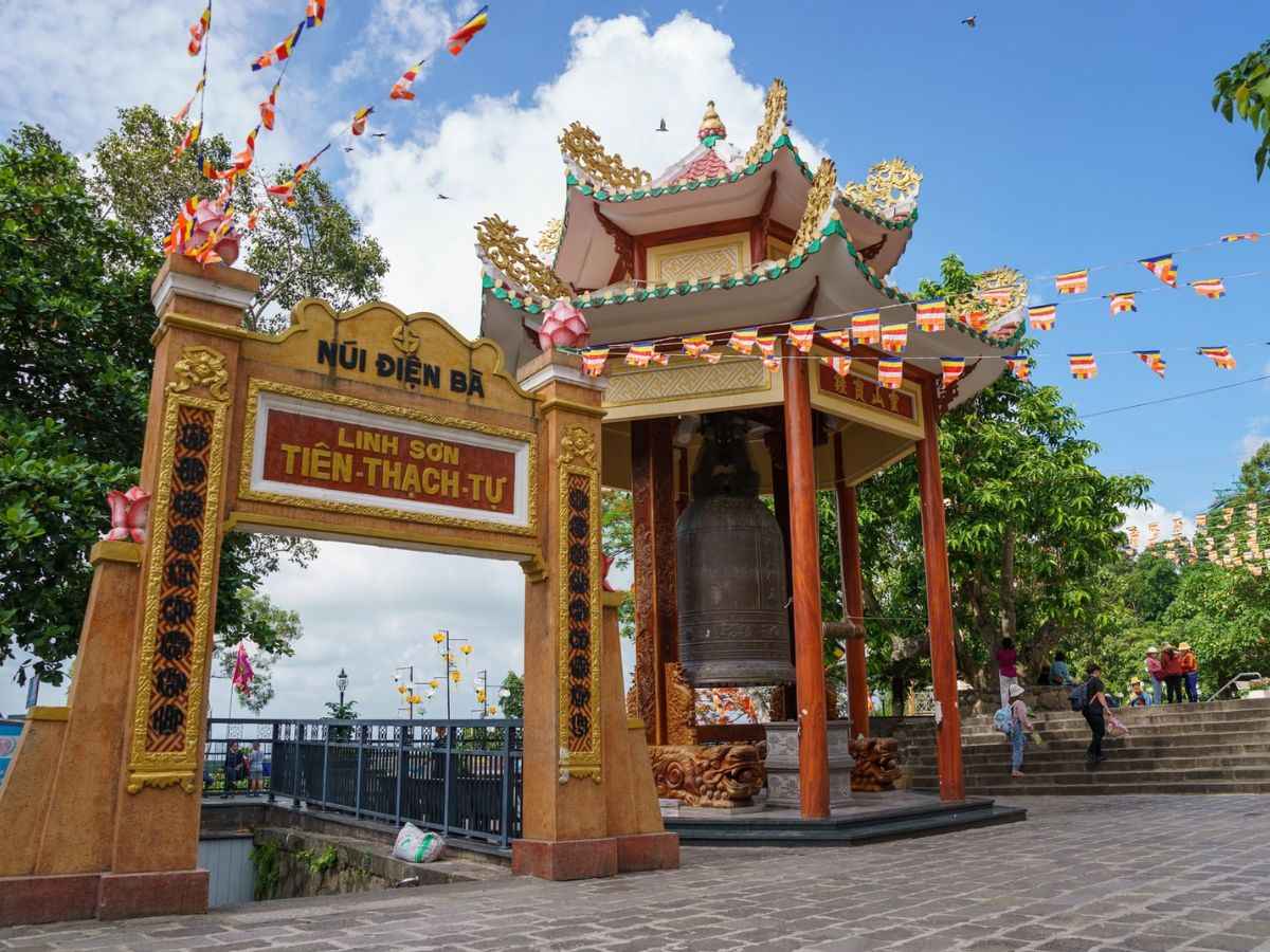 Linh Sơn Tiên Thạch Tự là điểm dừng tâm linh nổi bật trong hành trình khám phá Núi Bà Đen.