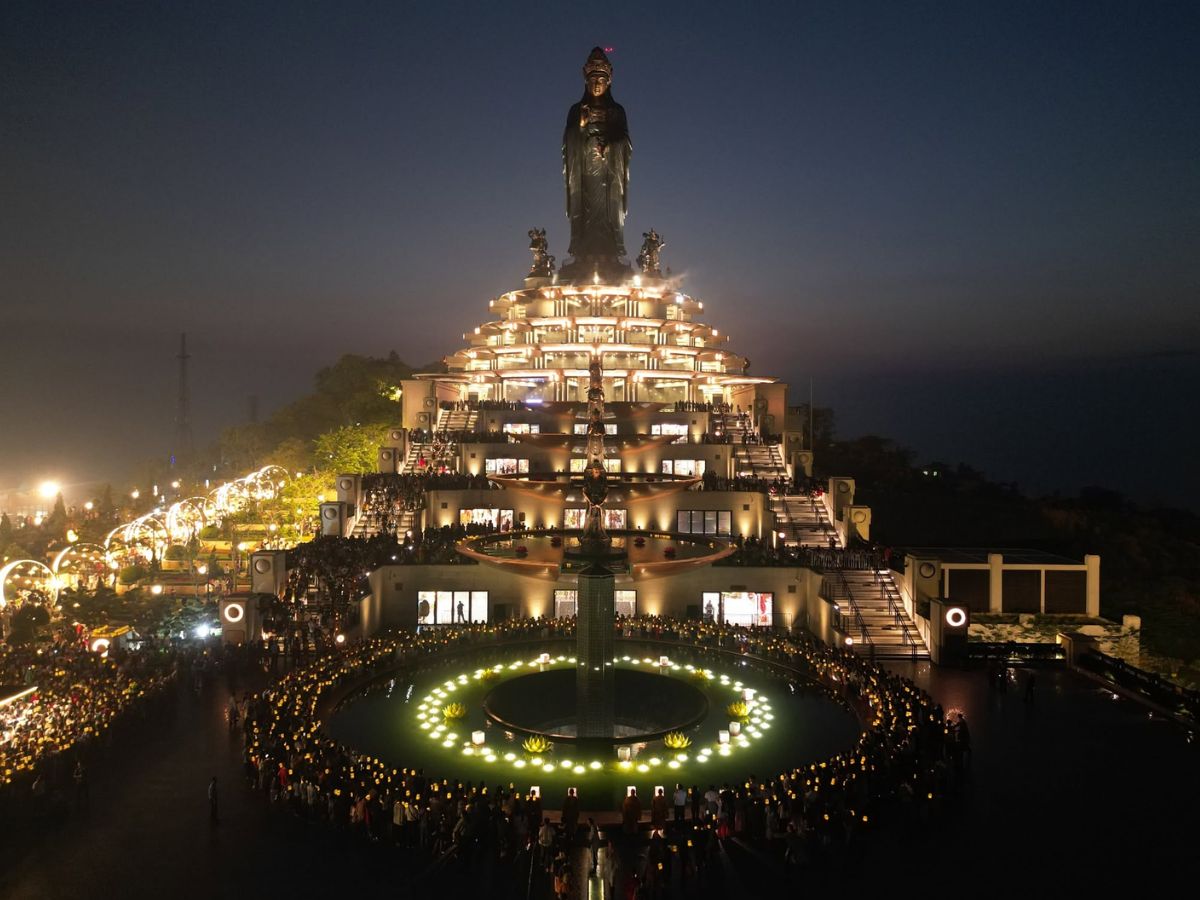 Không gian tâm linh Núi Bà Đen lung linh dưới ánh đèn về đêm.