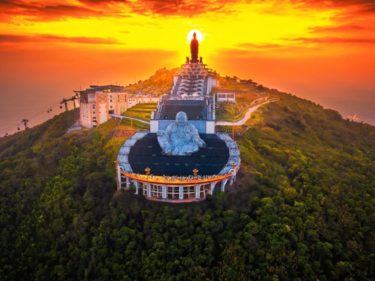 Quần thể tâm linh Núi Bà Đen rực sáng trong ánh chiều buông.