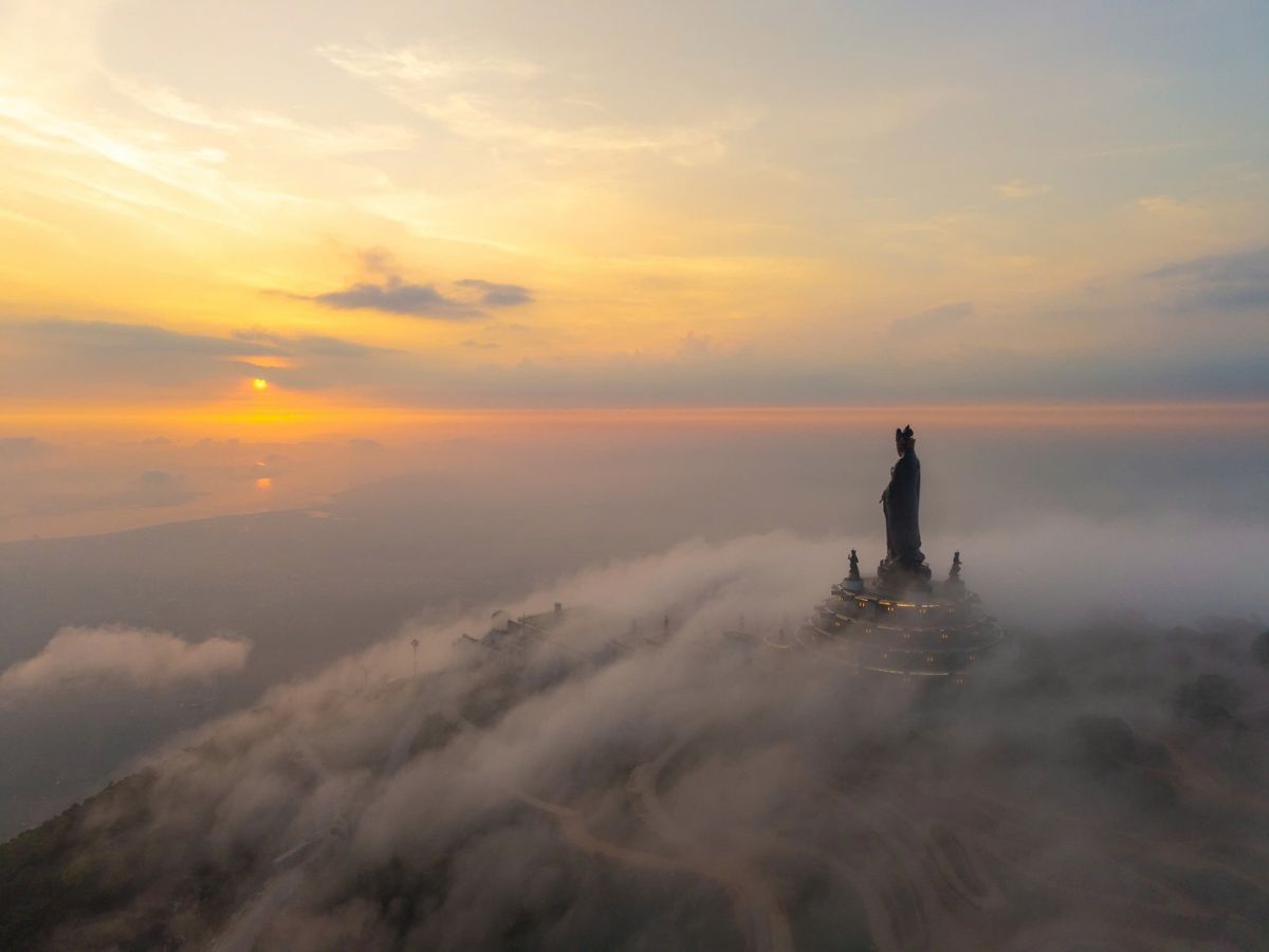Mùa khô mang đến những biển mây ấn tượng.