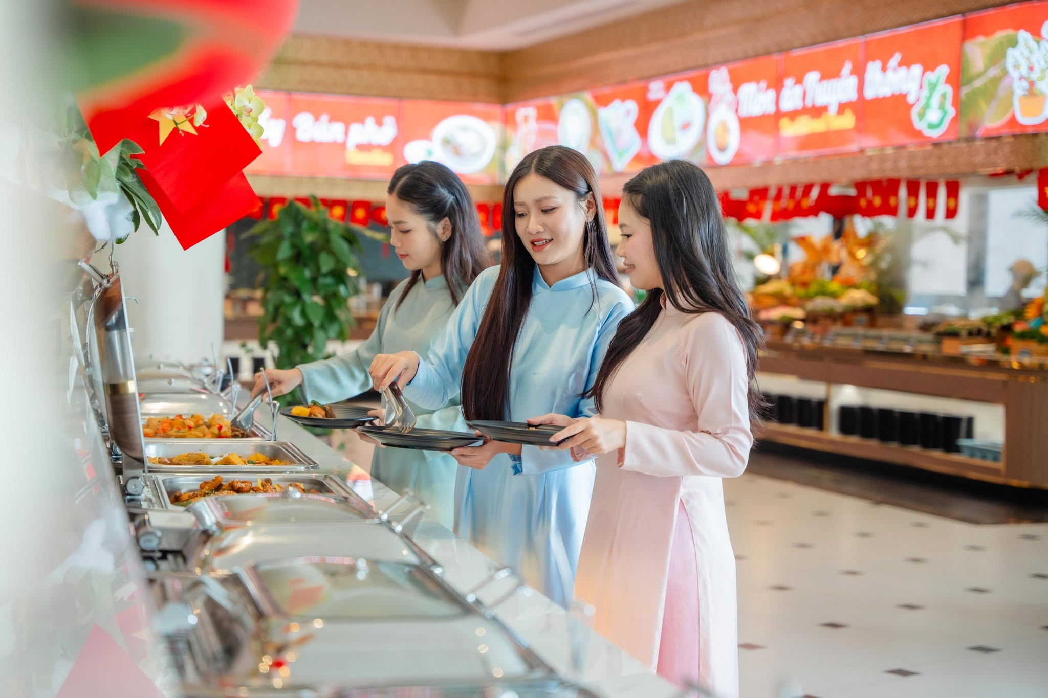 Nhóm bạn trẻ trải nghiệm ẩm thực tại nhà hàng buffet Vân Sơn