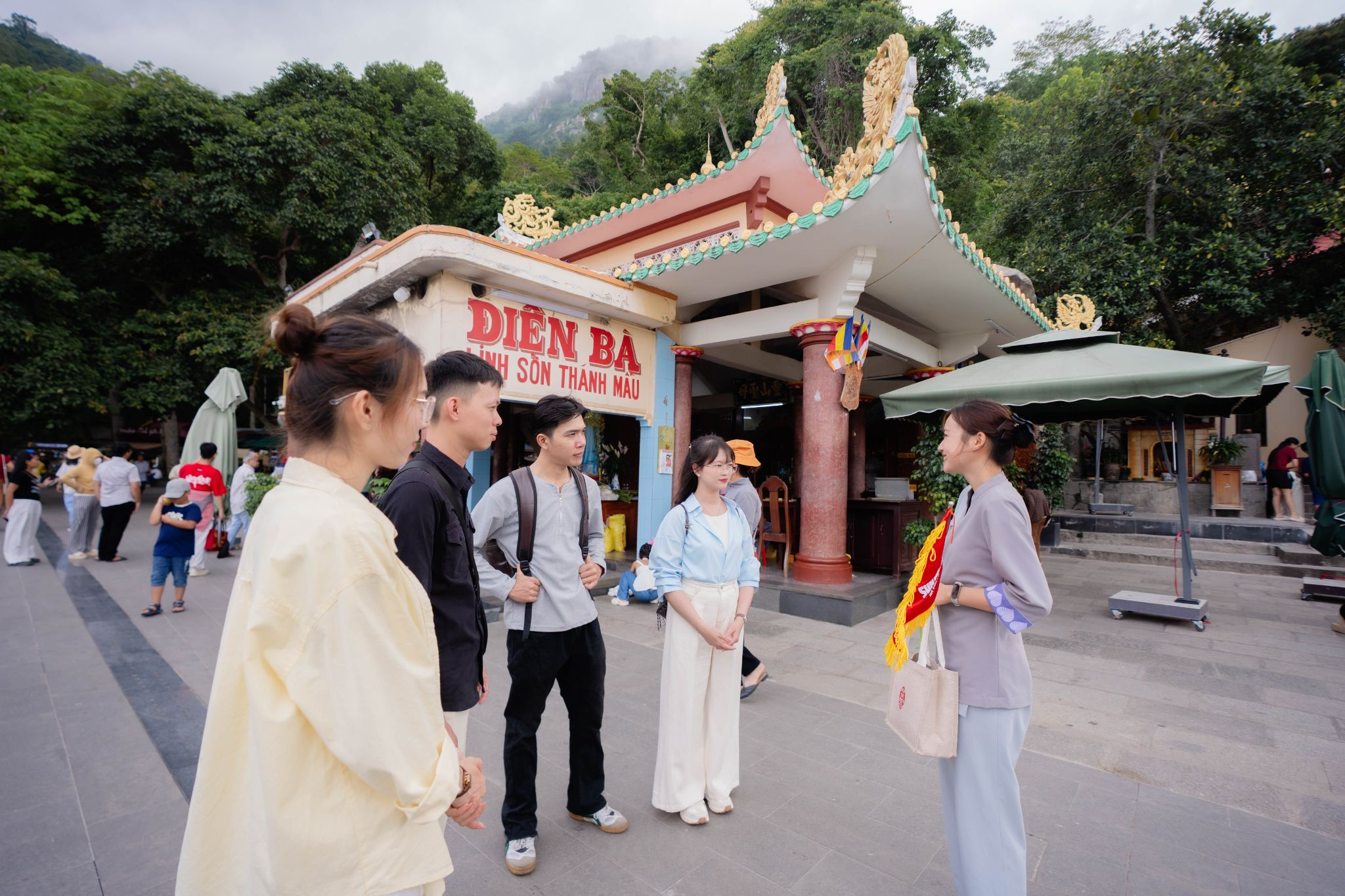 Nhóm bạn sinh viên khám phá quần thể chùa linh thiêng tại Núi Bà Đen