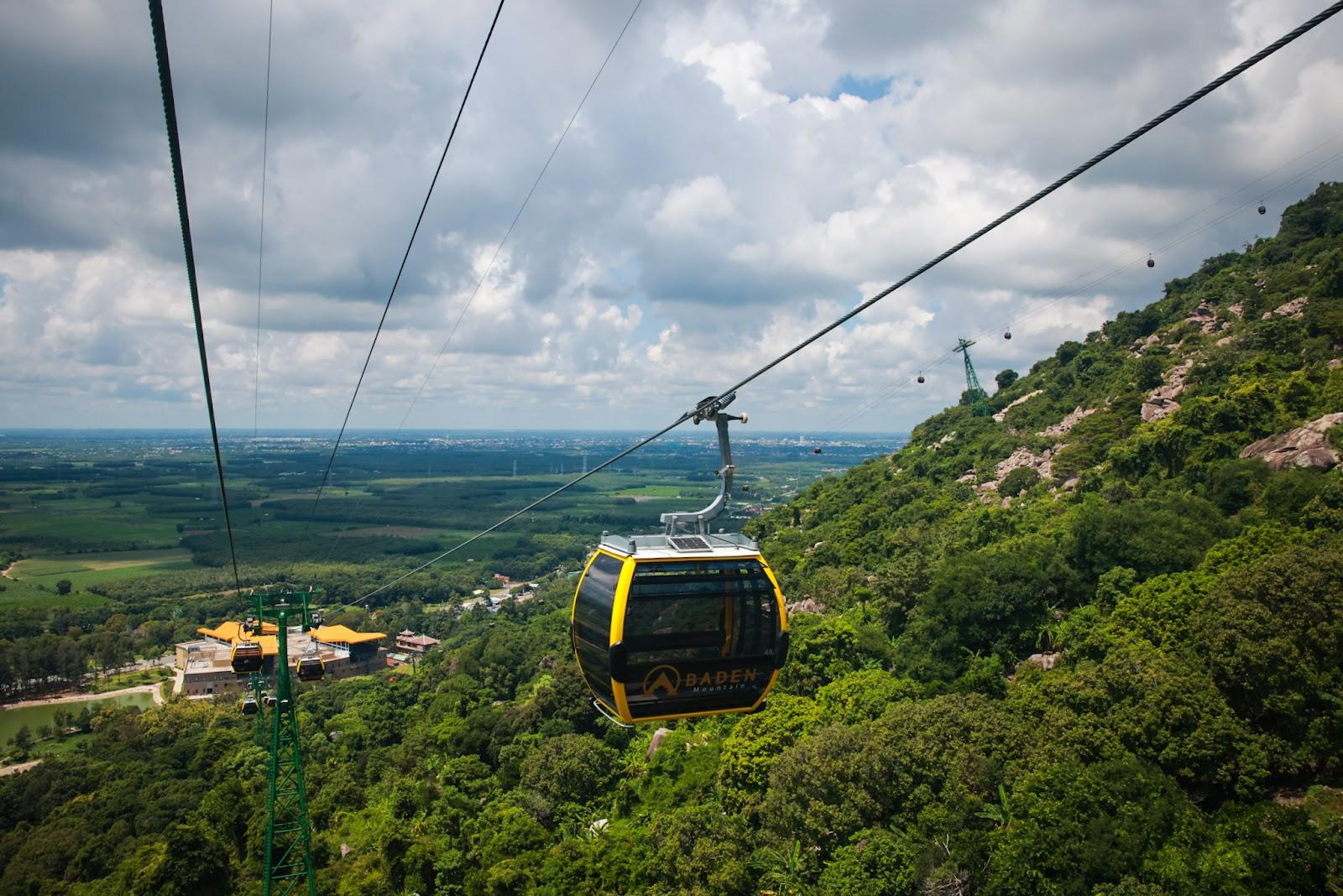 Cáp treo Sun World Ba Den Mountain đưa du khách khám phá các khu vực nổi bật trên Núi Bà Đen.
