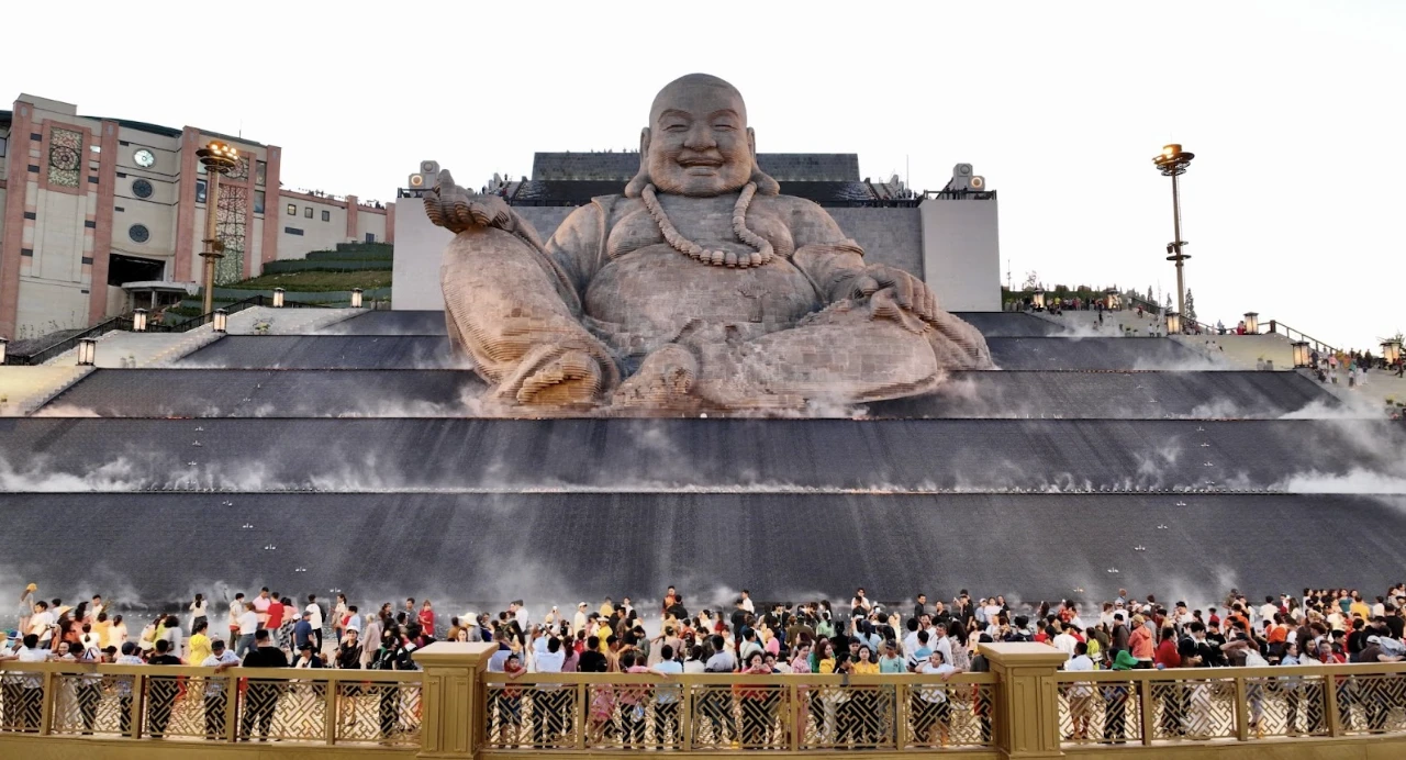 Núi Bà Đen nổi bật với cảnh quan núi non, hệ thống cáp treo và quần thể công trình tâm linh.