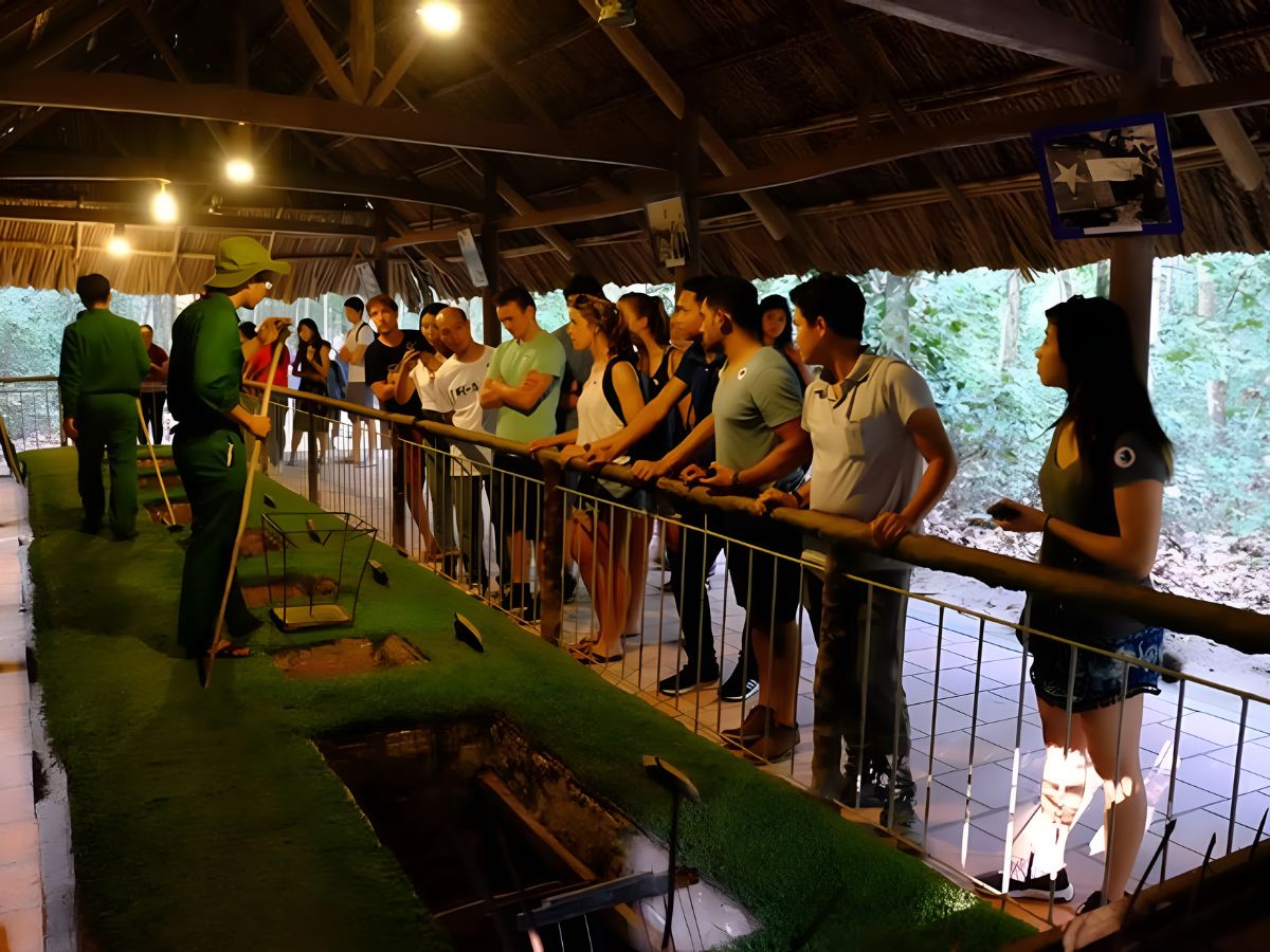Du khách khám phá hệ thống đường hầm trong hành trình tham quan Địa đạo Củ Chi.