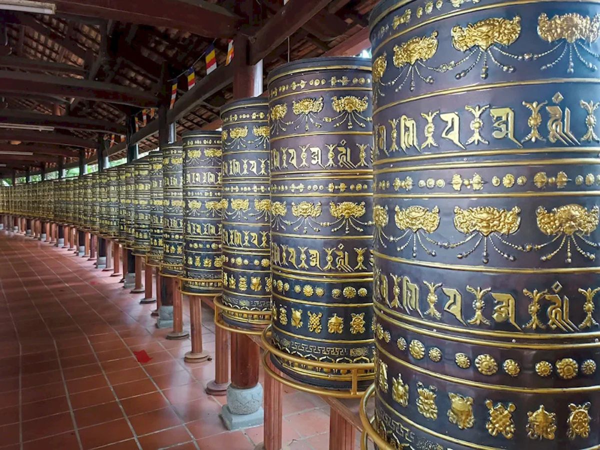 Các trụ kinh luân của ngôi chùa