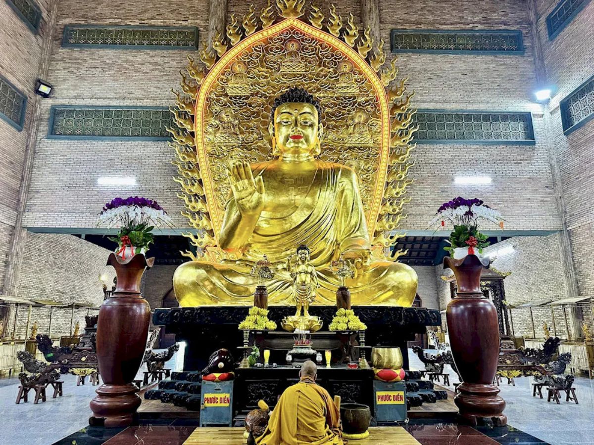 Không gian bên trong chùa Thiền Lâm Gò Kén