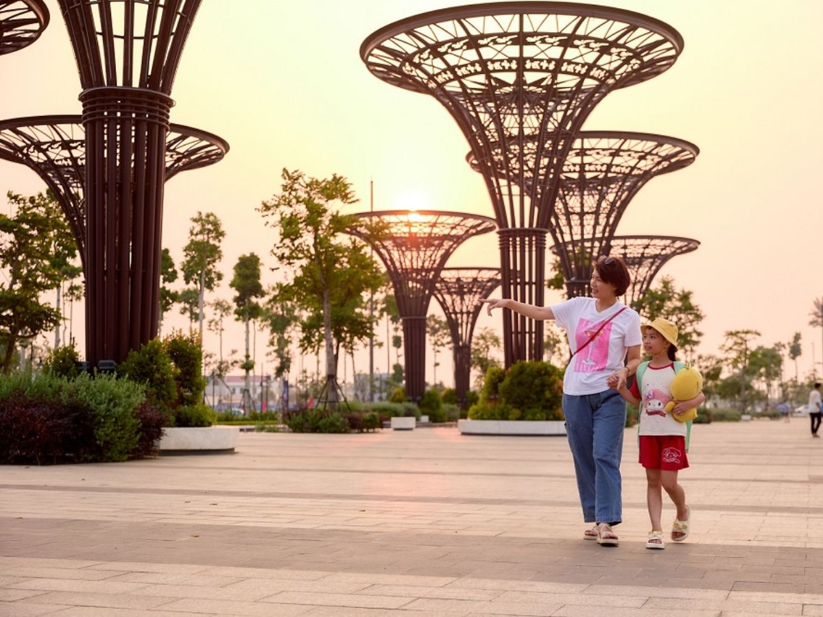 kinh-nghiem-tham-quan-quang-truong-tron-ven-nhat