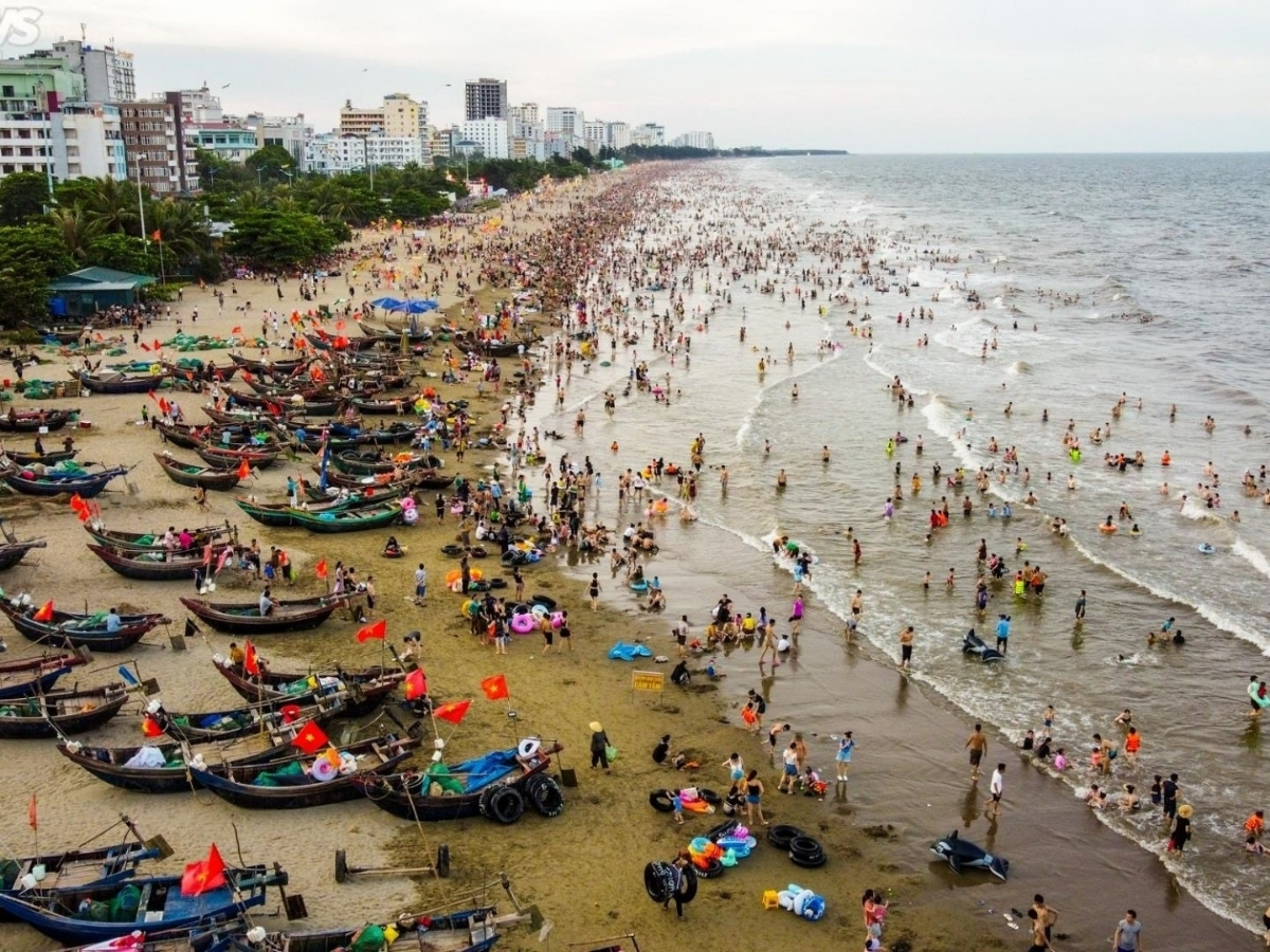 Sầm Sơn luôn thu hút đông đảo du khách tắm biển mỗi dịp lễ.