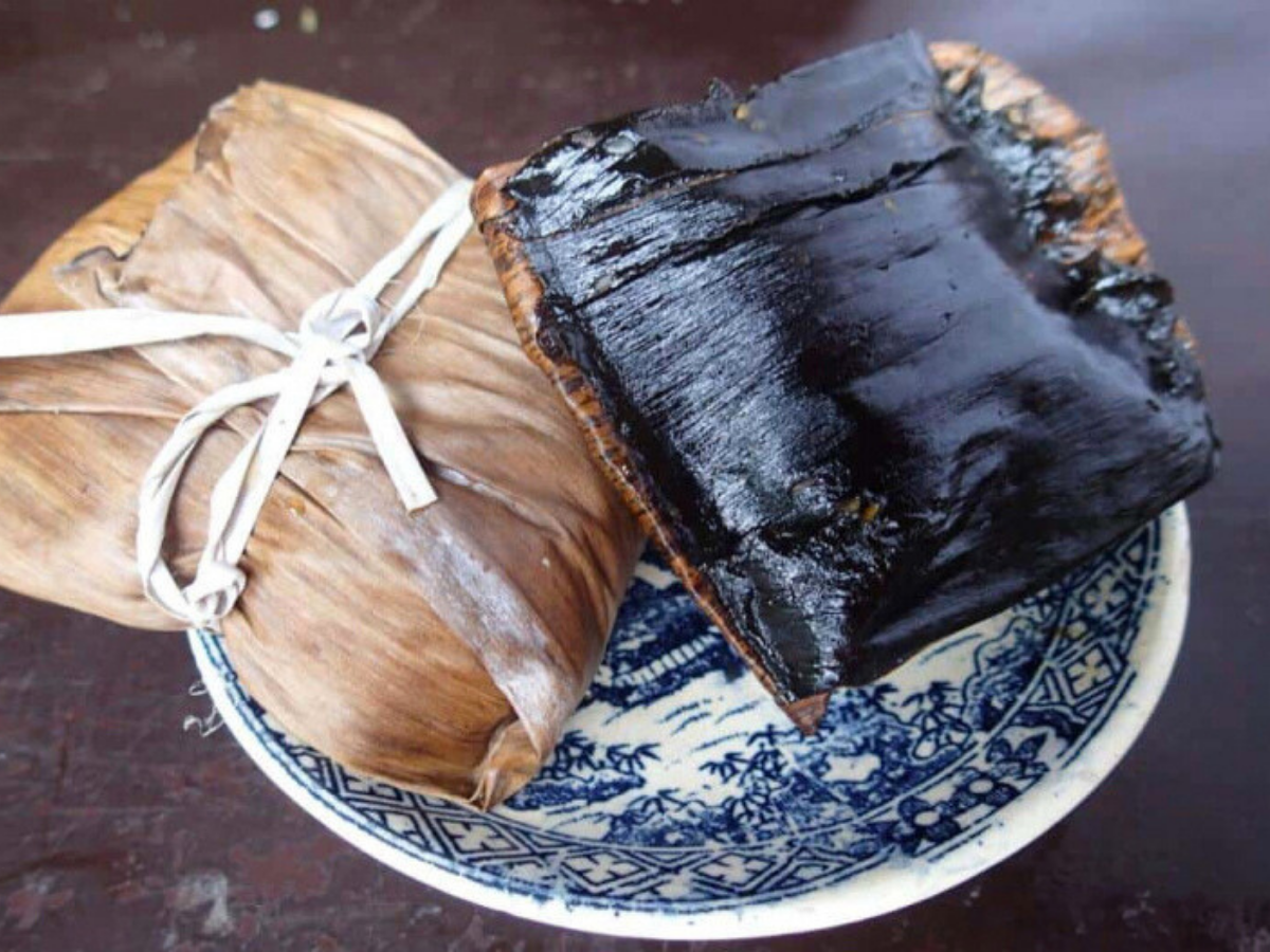Bánh được gói trong lá chuối khô, buộc lạt giang, nhìn vừa chắc chắn lại mang nét truyền thống