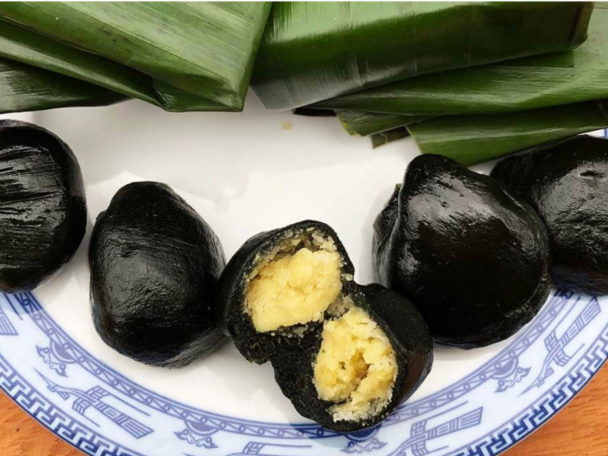 Một chiếc bánh gai Tứ Trụ chất lượng cần có vỏ ngoài đen óng tự nhiên.