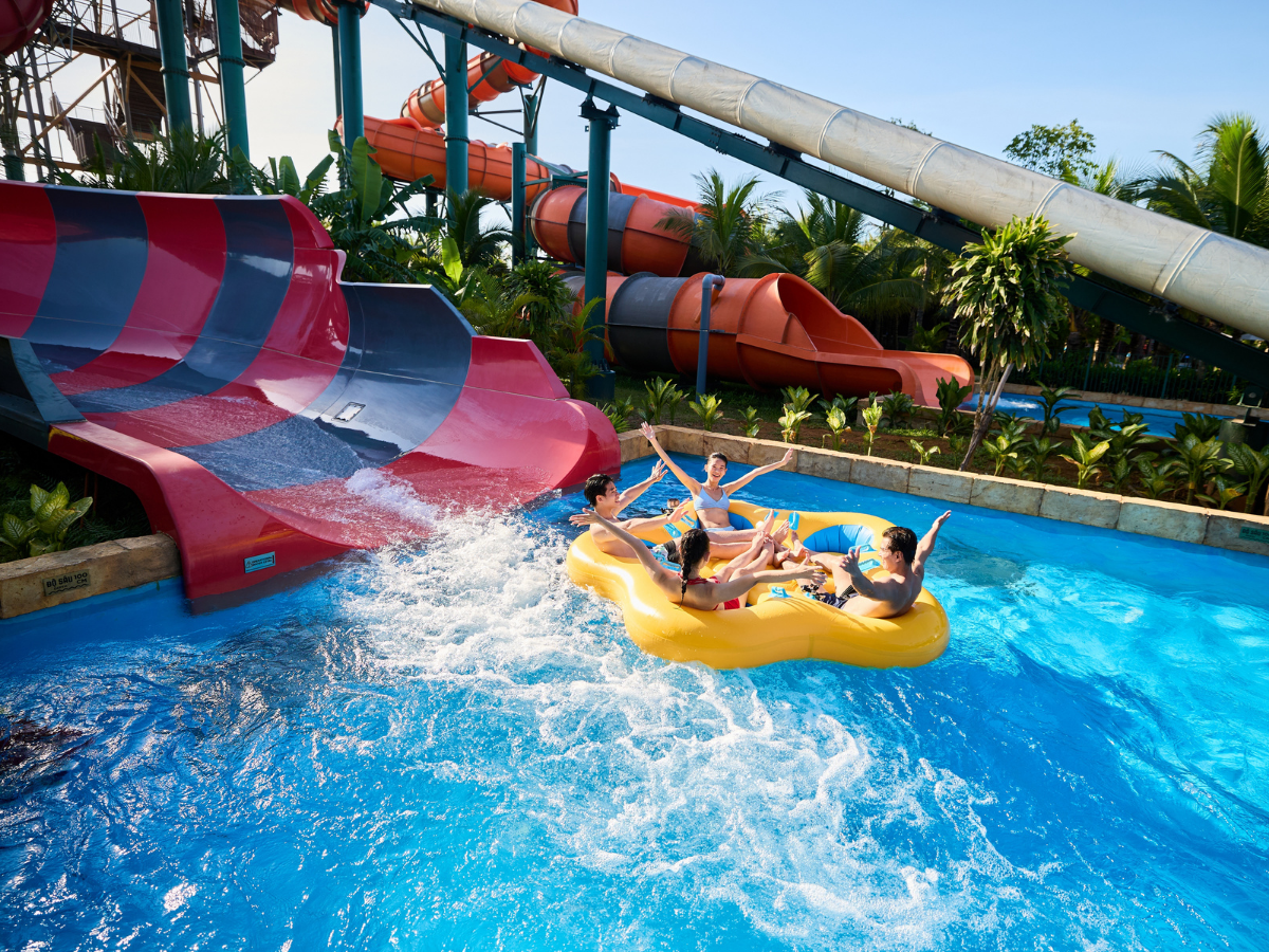 Du khách có thể ghé qua khu du lịch Sun World Sam Son để trải nghiệm các trò chơi hấp dẫn.