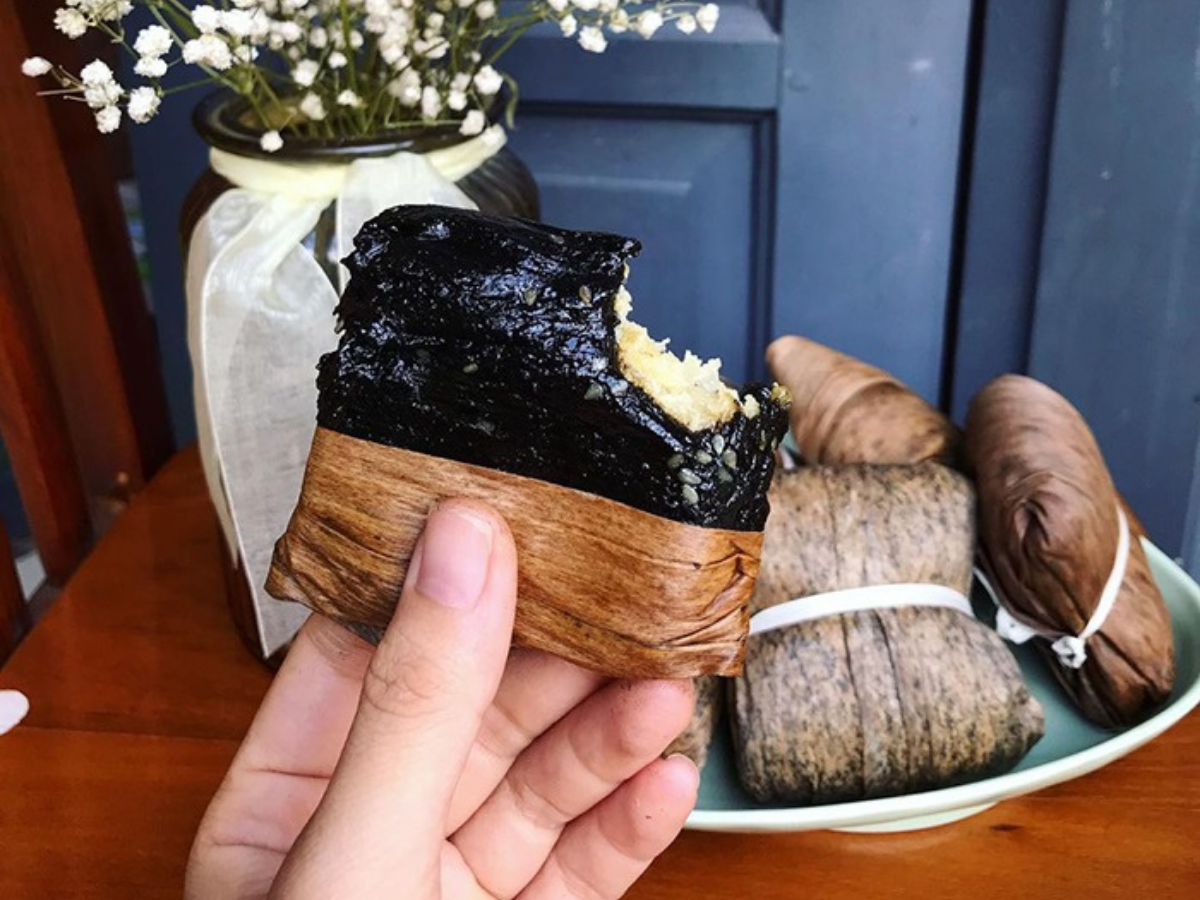 Bánh gai Tứ Trụ xuất hiện trong các dịp lễ, giỗ, cúng bái và cưới hỏi với ý nghĩa dâng kính tổ tiên, cầu chúc gia đình thịnh vượng.