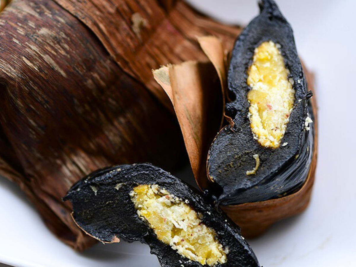 Nhân bánh gai Tứ Trụ được tạo nên từ đậu xanh hấp nhuyễn trộn với dừa tươi nạo.