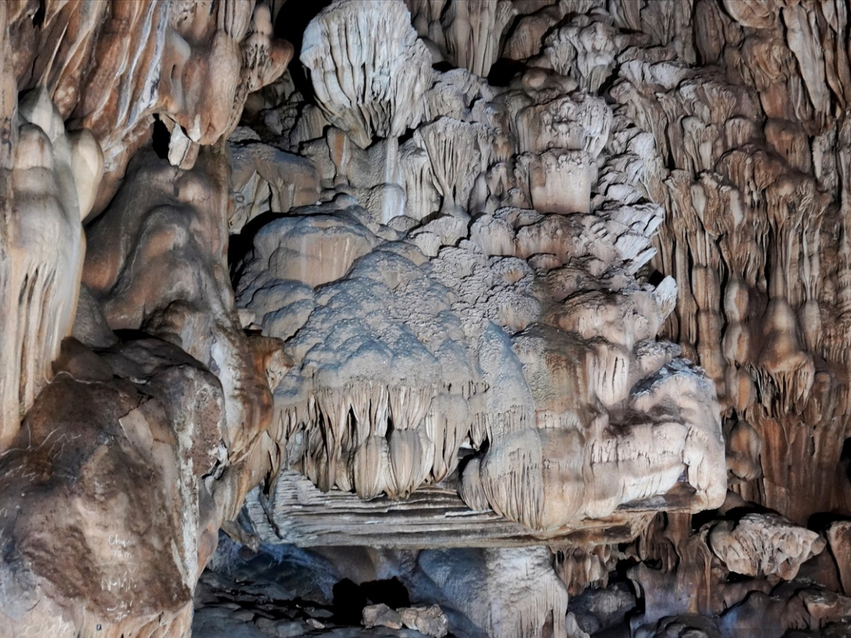 Chụp hình lưu niệm tại các nhũ đá với hình thù đặc sắc như tiên nữ, bàn tay Phật, hồ Tiên.