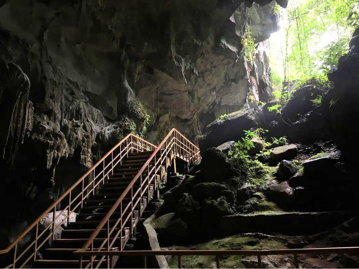 Lưu ý giữ gìn sự tôn nghiêm ở các ban thờ và cư xử đúng mực với các giá trị văn hóa bản địa.